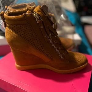 Giomara Shoe Dazzle Wedge Sneakers Size 9